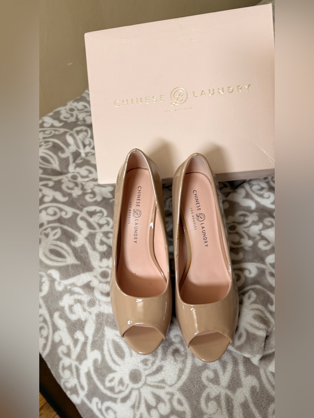 Chinese Laundry Nude Patent Peep Toe Pumps Heels Size 10M New in Box